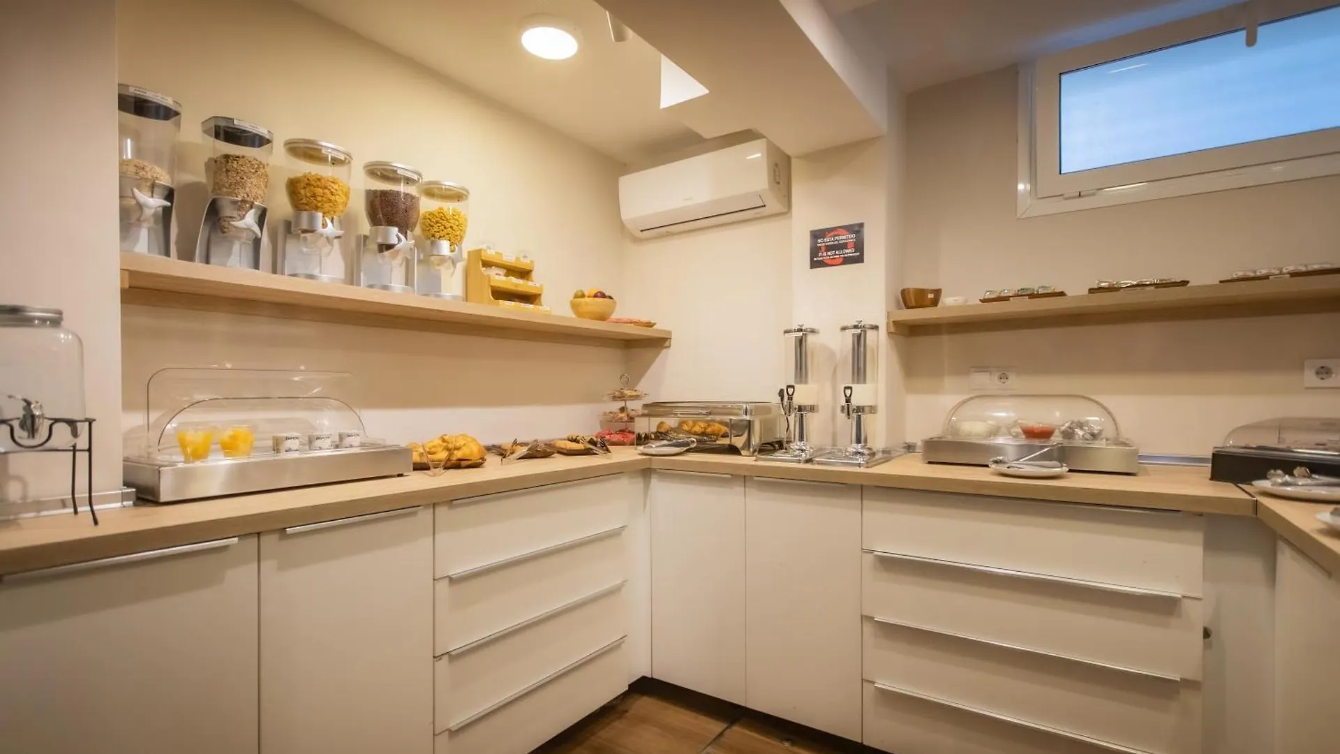טורמולינוס Hotel Zen Airport